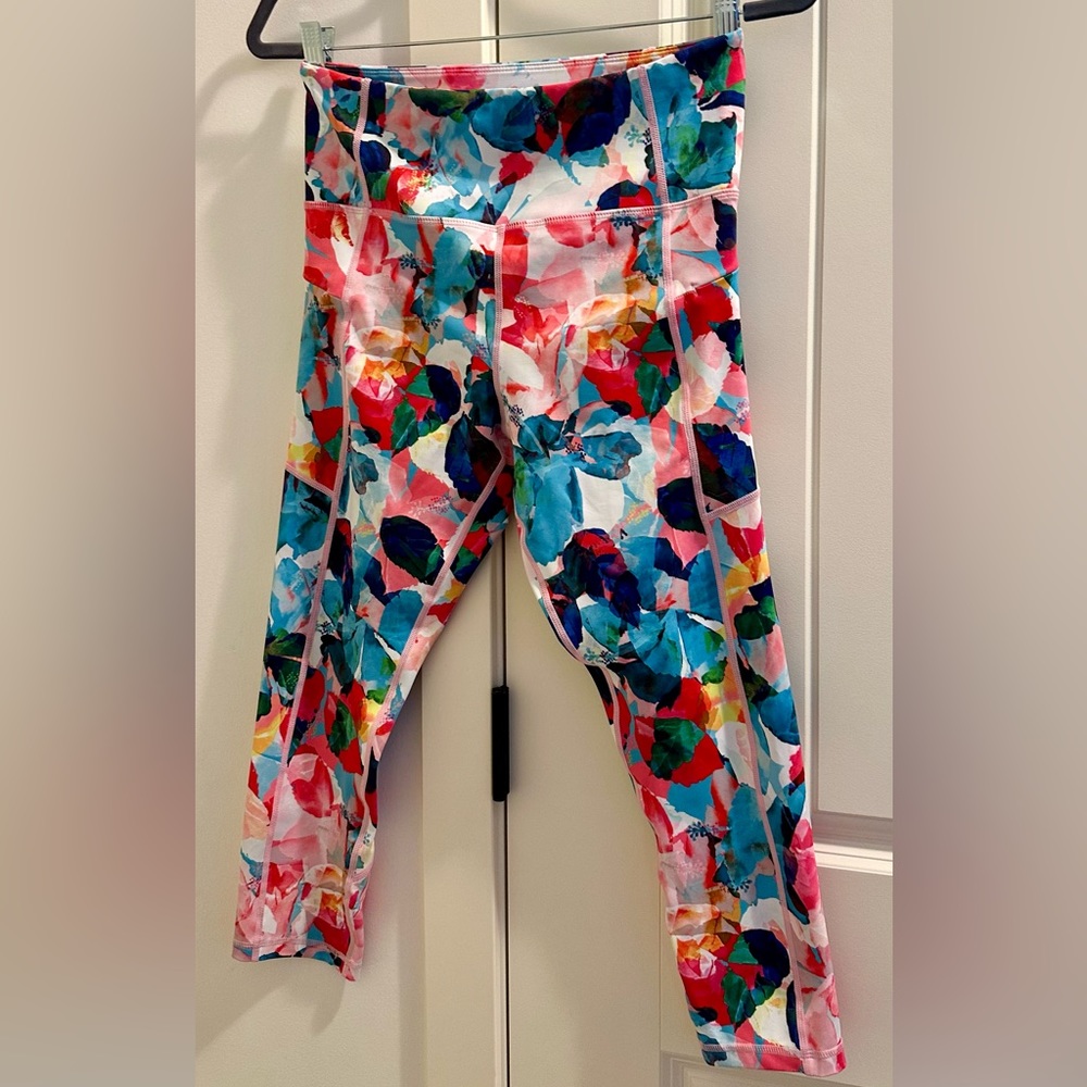 Zyia crop Light n Tight zipper pockets size 8-10 EUC